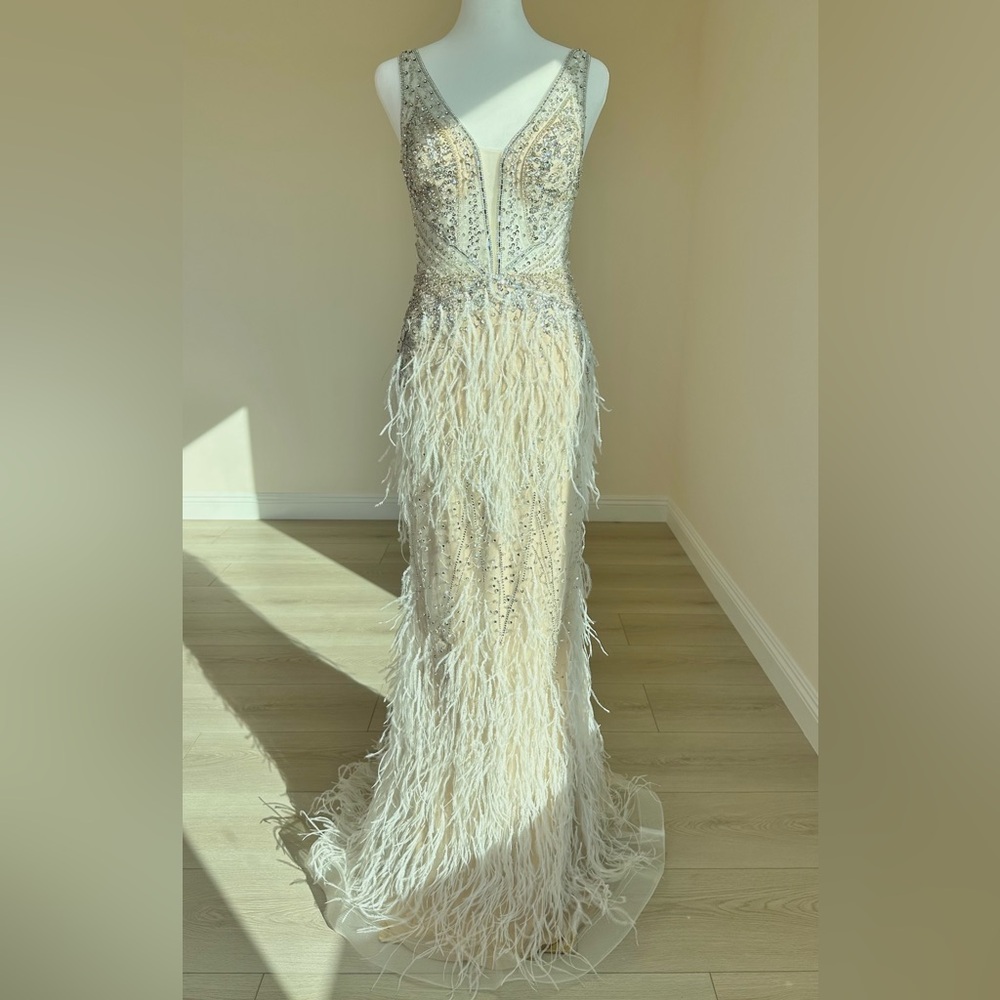 New Jovani 03023 Sheer Embellished Bodice
Feather Gown|Cream|00|Missing Tags - Picture 5 of 17